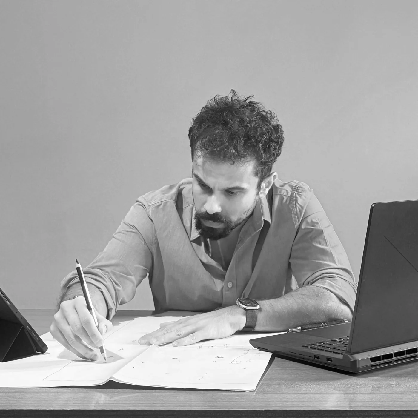 Roberto Dolfini mentre disegna a mano su una tavola di progetto