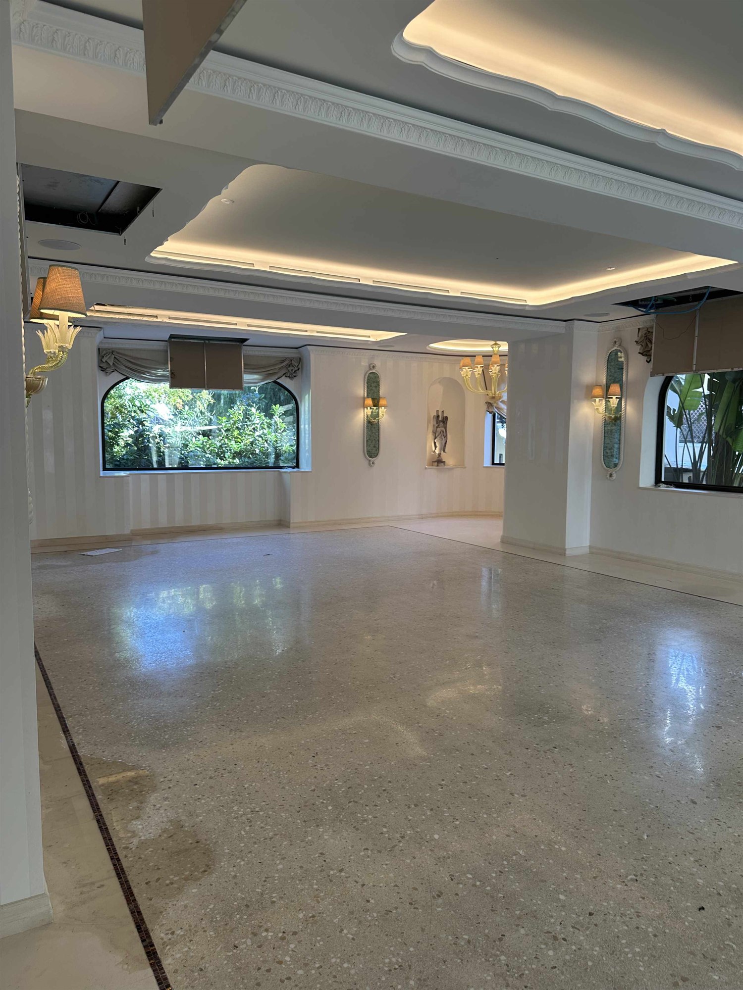 Foto del salone reale: pareti a righe con applique di Murano, nicchia con statua e pavimento in seminato