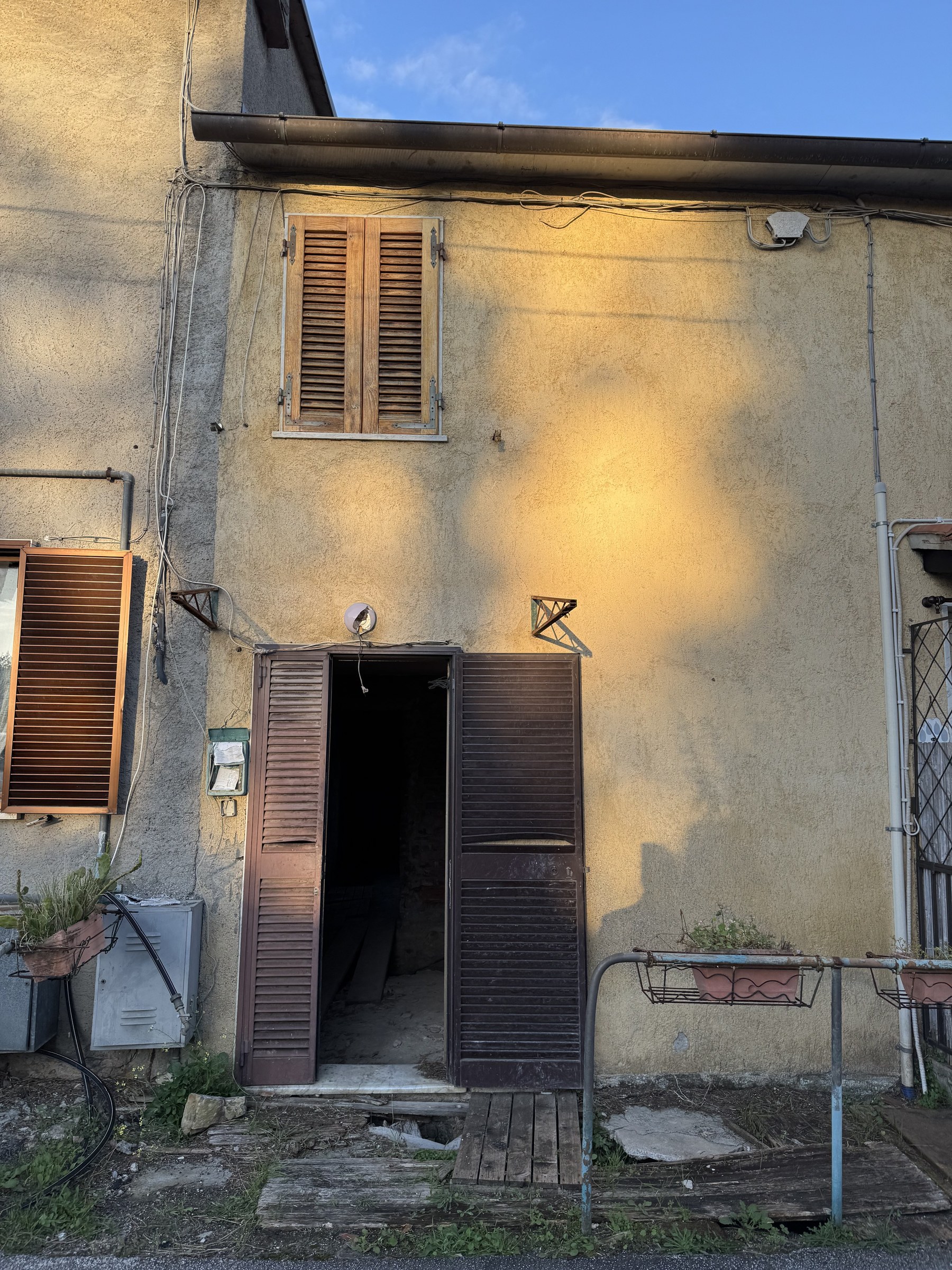 Stato di fatto — edificio in degrado, vista 01